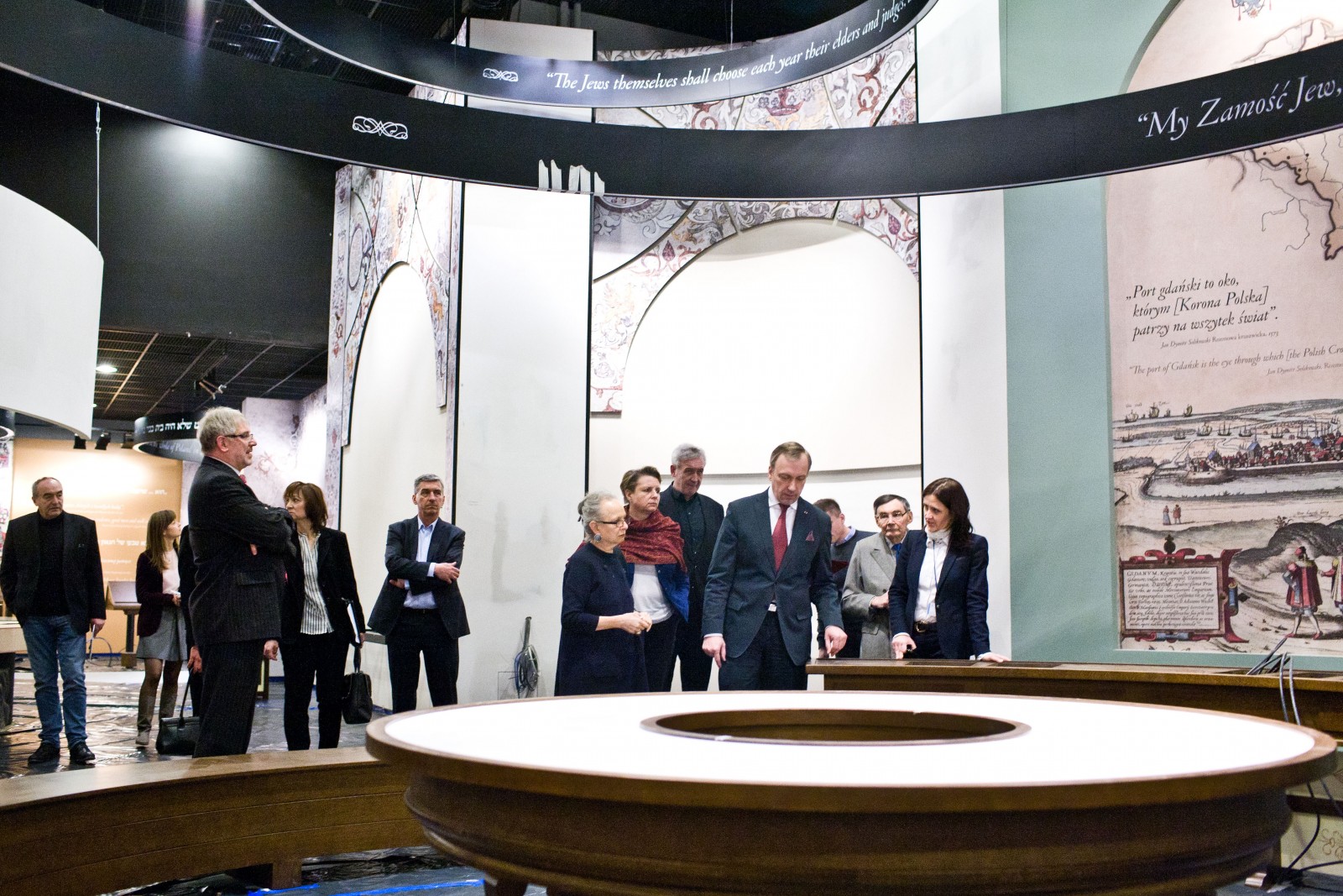 Bogdan Zdrojewski z delegacją odwiedza wystawę stałą w Muzeum POLIN.
