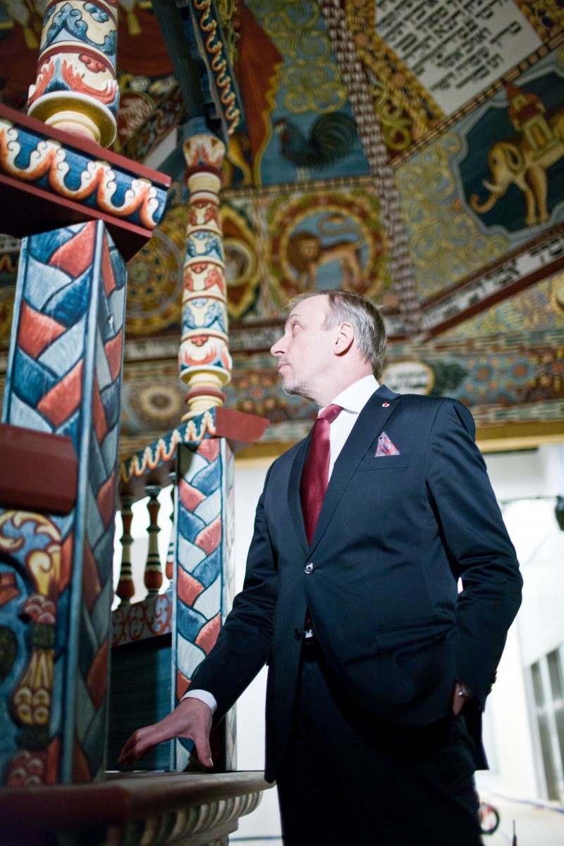 Bogdan Zdrojewski stoi przy rekonstrukcji synagogi z Gwoźdźca w Muzeum POLIN.