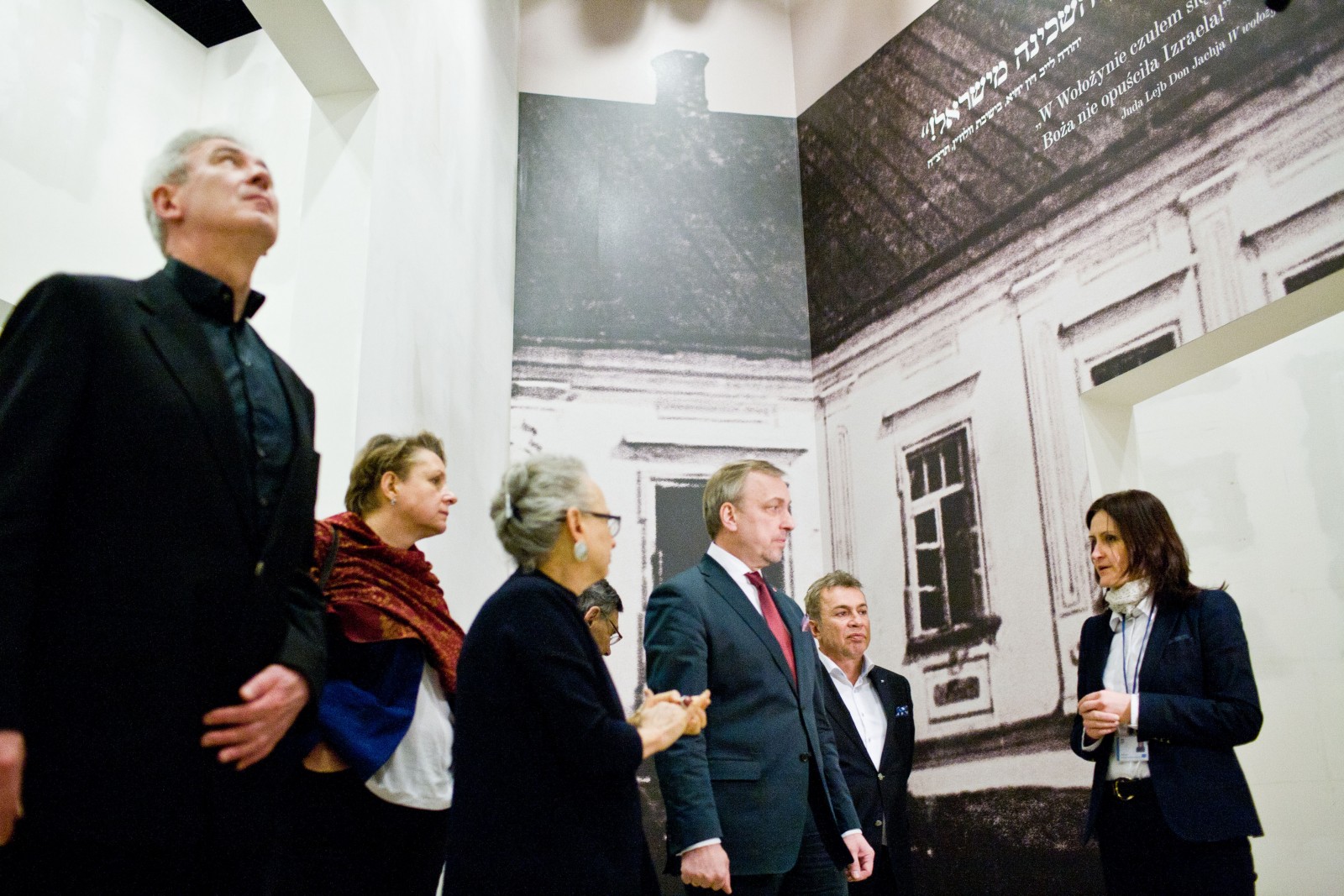 Bogdan Zdrojewski z delegacją zwiedza wystawę stałą w Muzeum POLIN.