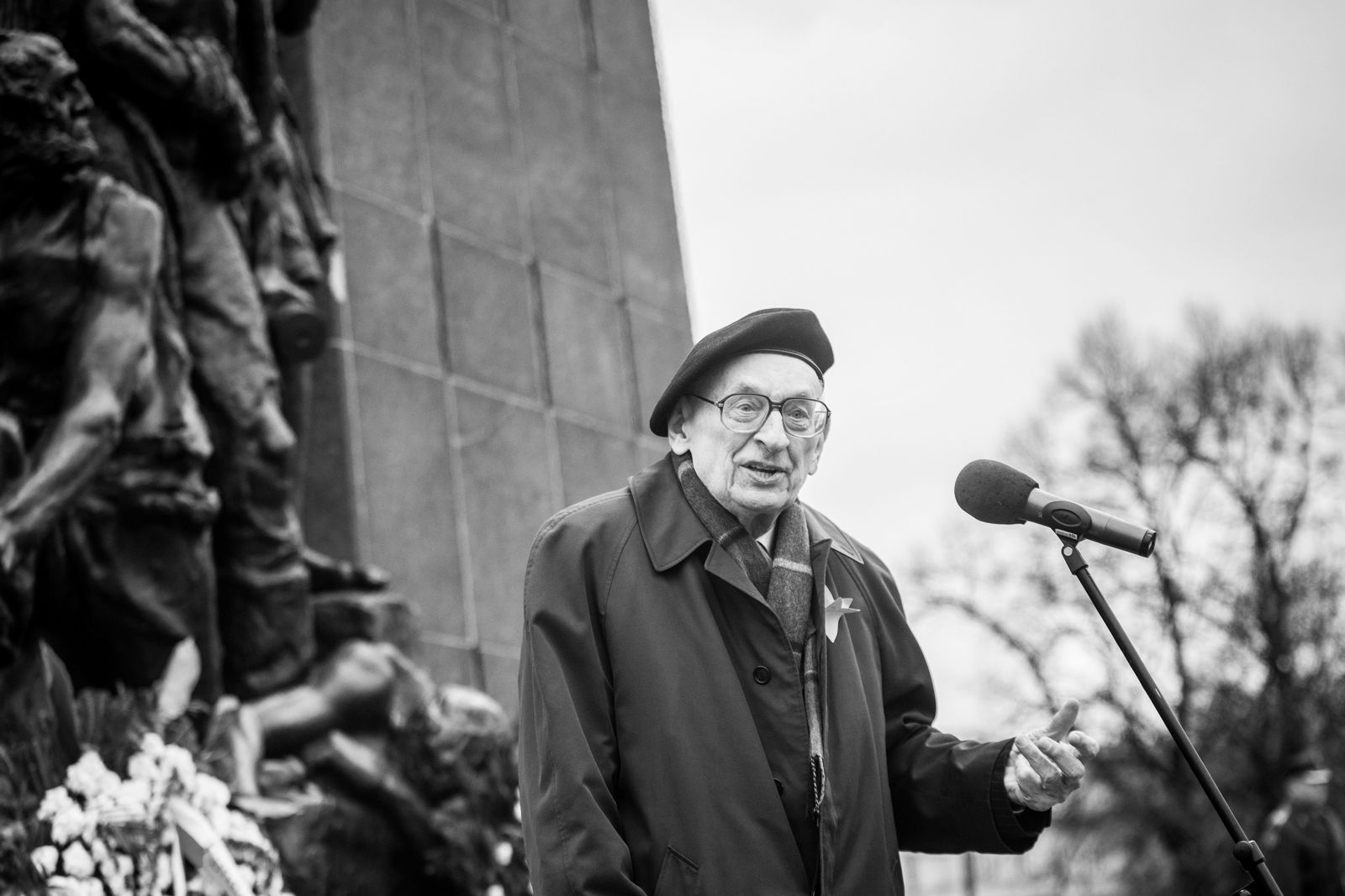 Władysław Bartoszewski przy Pomniku Bohaterów Getta w 72. rocznicę powstania w getcie warszawskim.
