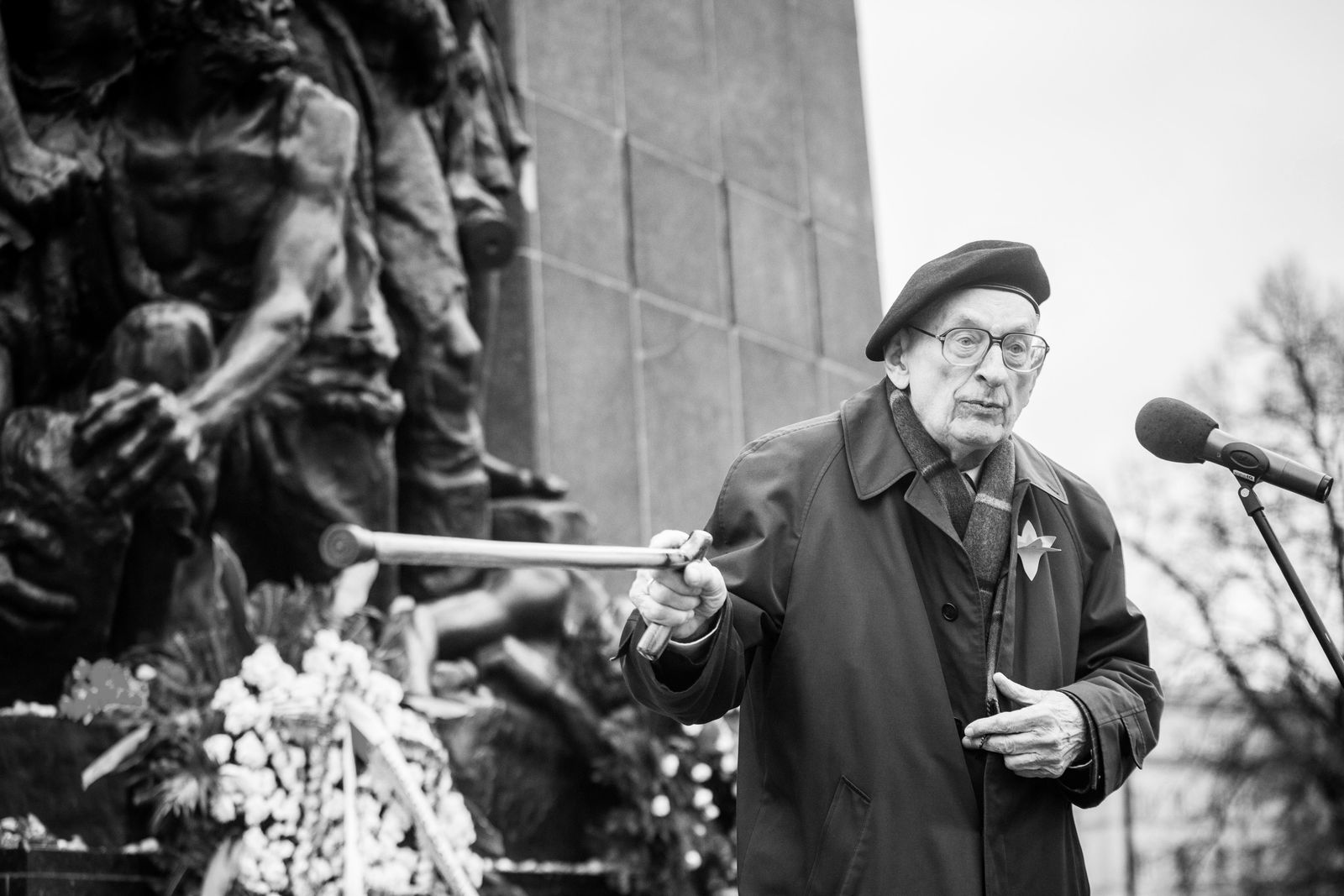 Władysław Bartoszewski przy Pomniku Bohaterów Getta w 72. rocznicę powstania w getcie warszawskim.