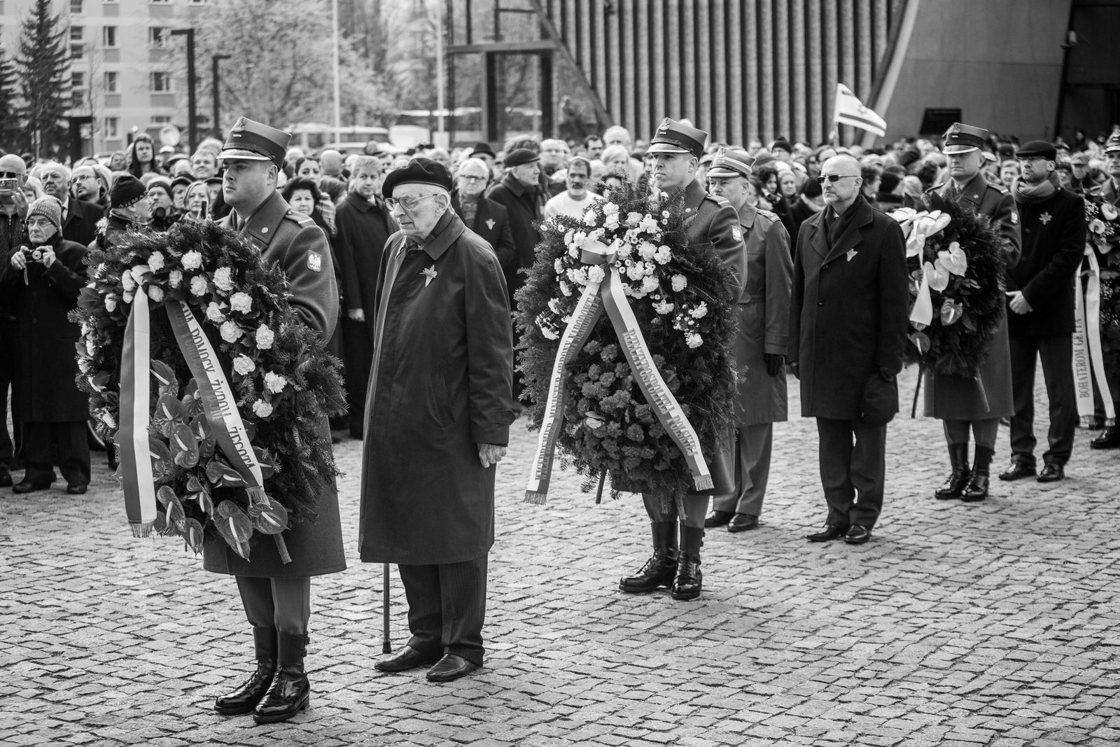 Władysław Bartoszewski i żołnierze składają kwiaty podczas 72. rocznicy powstania w getcie warszawskim.
