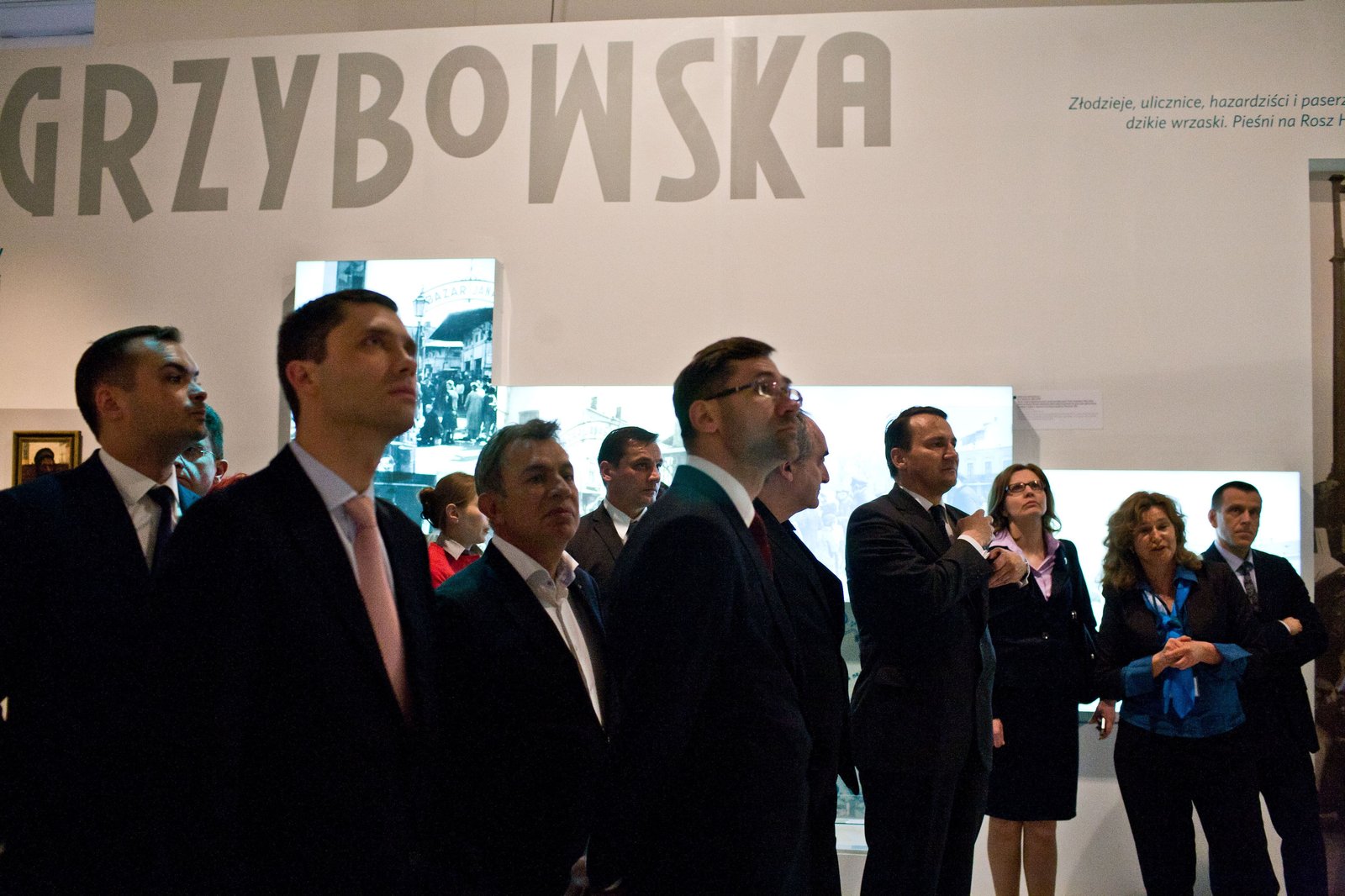 Radosław Sikorski wraz z delegacją na wystawie czasowej w Muzeum POLIN w 2014 r.