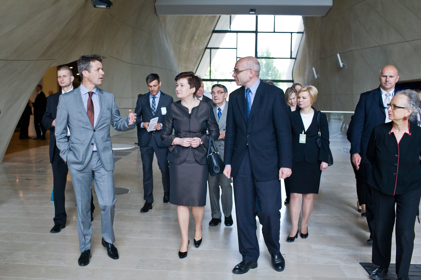 Wizyta księcia Danii w Muzeum POLIN. Grupa osób na korytarzu.