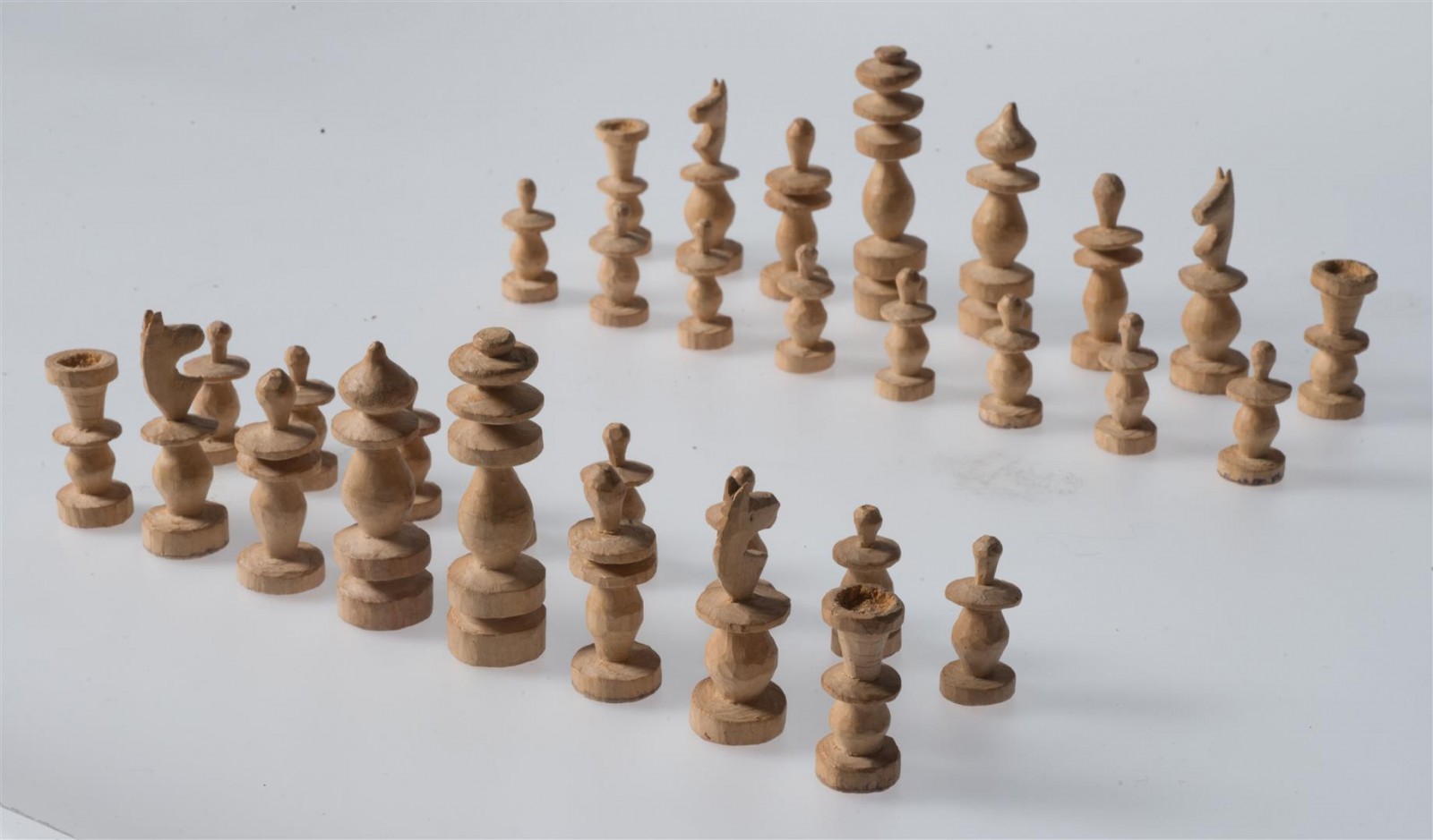Pionki szachowe ustawione na płaszczyźnie.