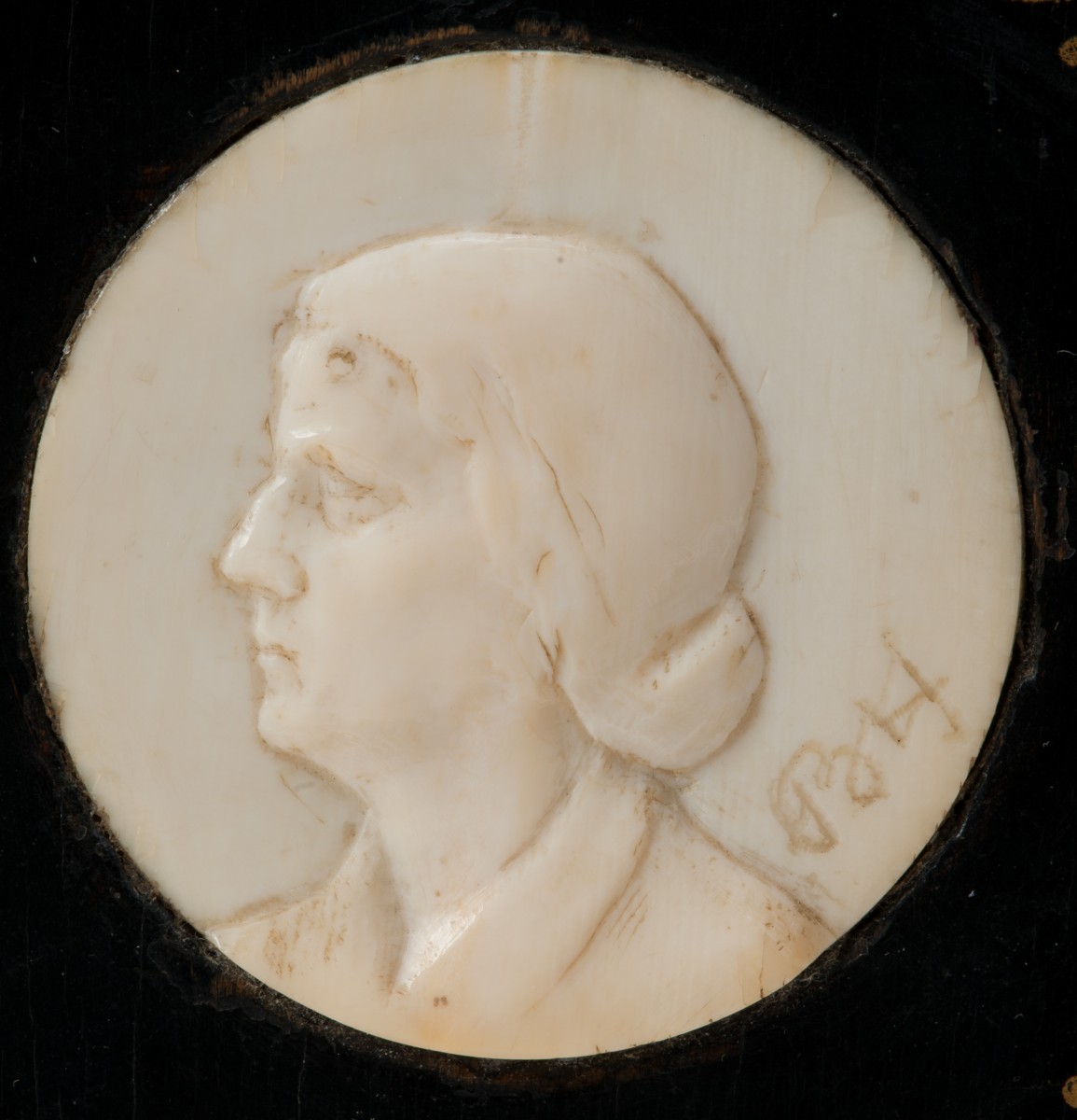 Jeden z eksponatów - twarz kobiety ukazana profilem, wyryta w jakimś kamieniu.