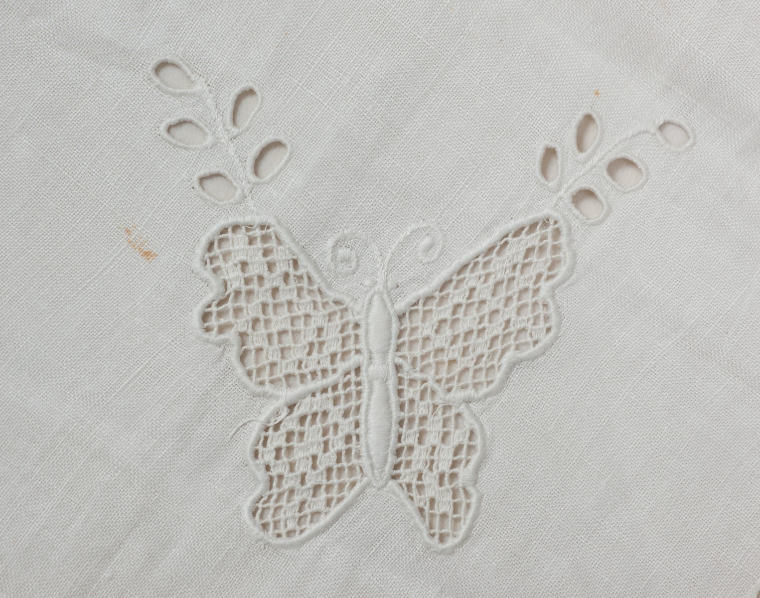 Obrus szabatowy ze zdobieniem w kształcie motyla.