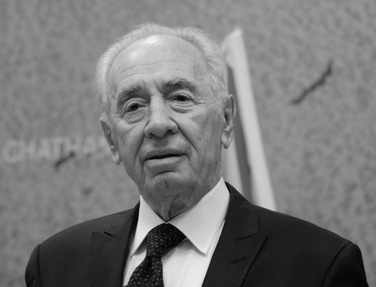 Szimon Peres. Starszy, siwowłosy mężczyzna w garniturze.