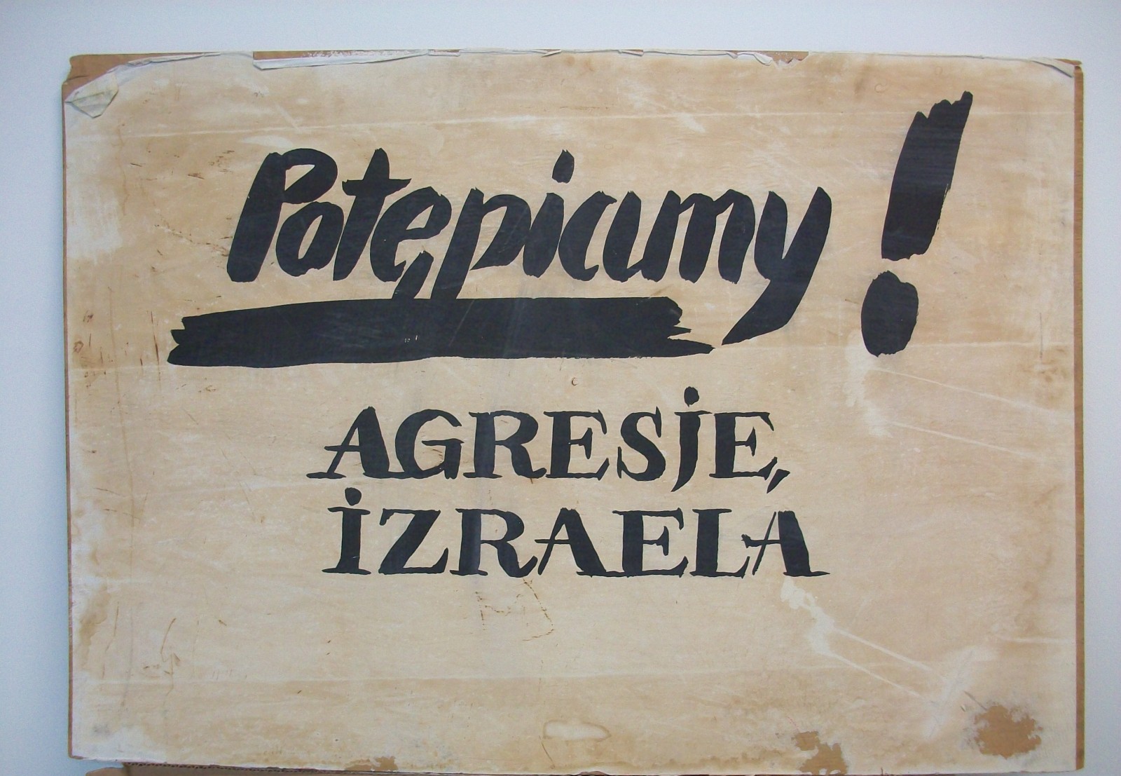 transparent z napisem potępiamy agresję Izraela