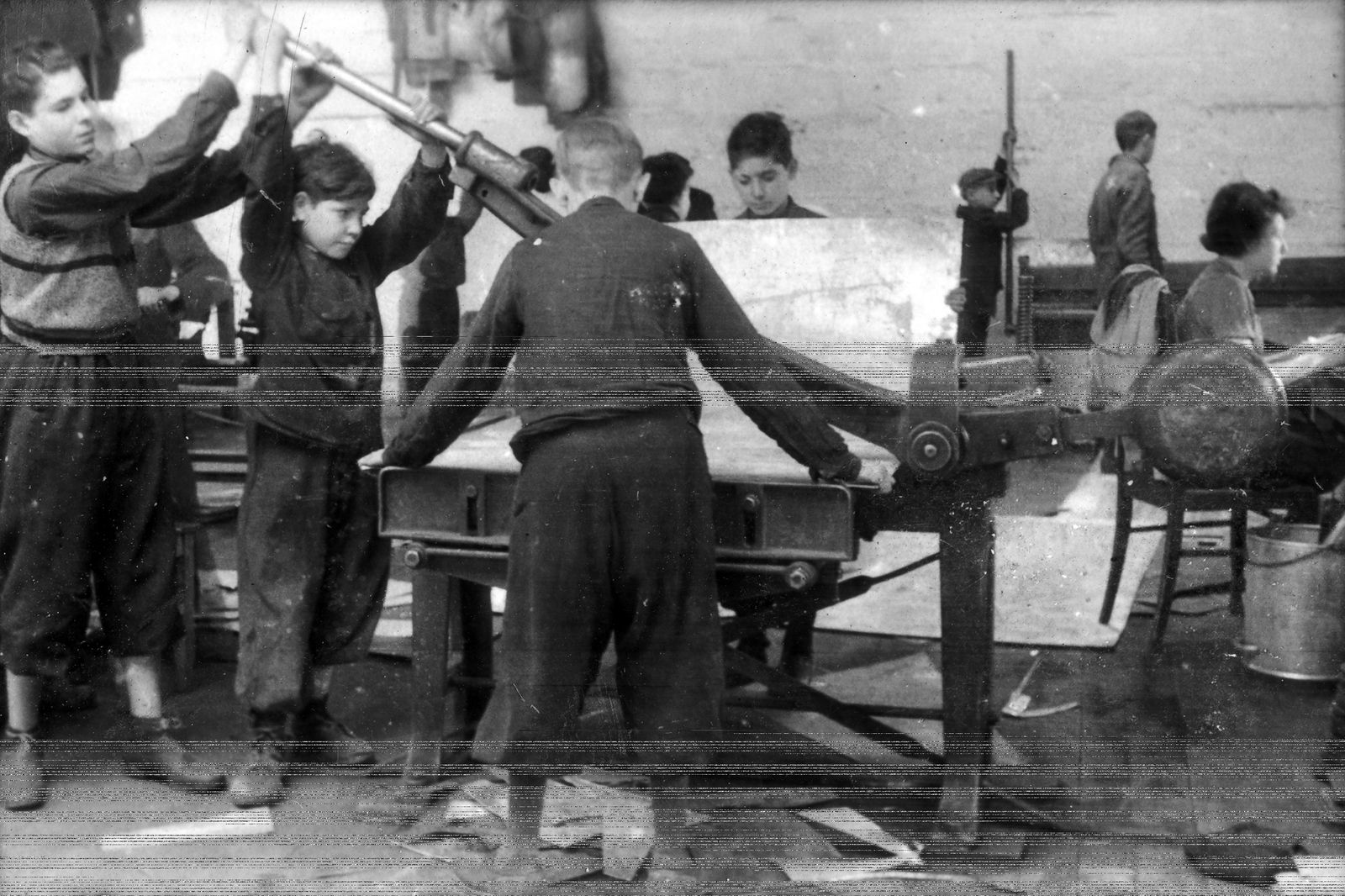 Dzieci żydowskie pracują przy maszynie - zdjęcie z getta warszawskiego.