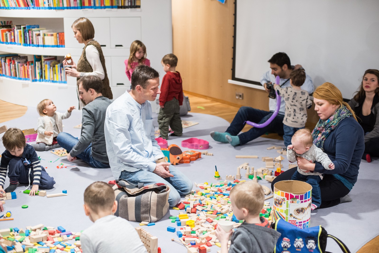 Dzieci i dorośli bawią się w Centrum Edukacji Rodzinnej w Muzeum POLIN.