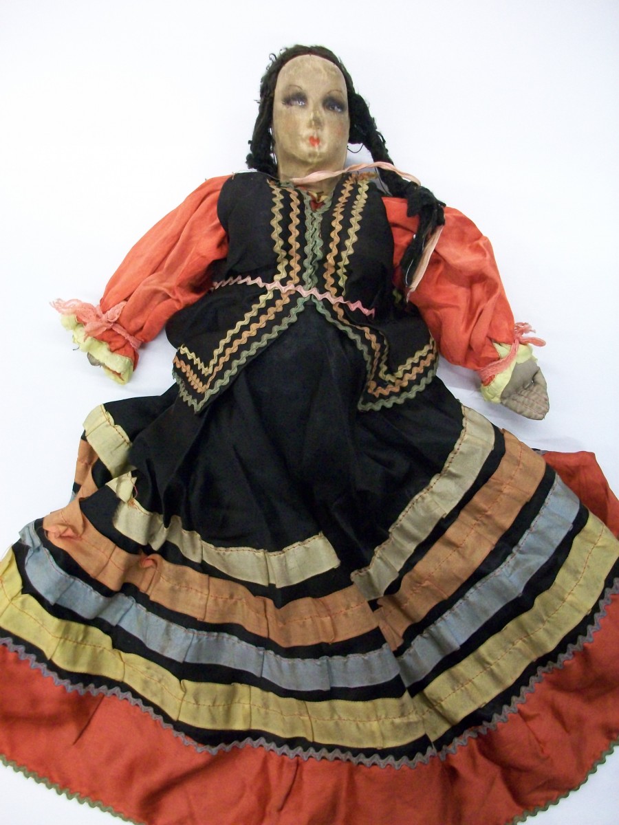 Porcelanowa lalka w kolorowej sukience