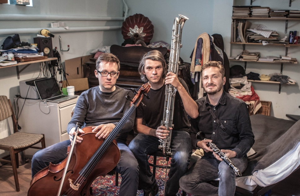 Trio BASTARDA - muzycy siedzą ze swoimi instrumentami. Od lewej: Tomasz Pokrzywiński (wiolonczela), Michał Górczyński (klarnet kontrabasowy), Paweł Szomburski (klarnet)