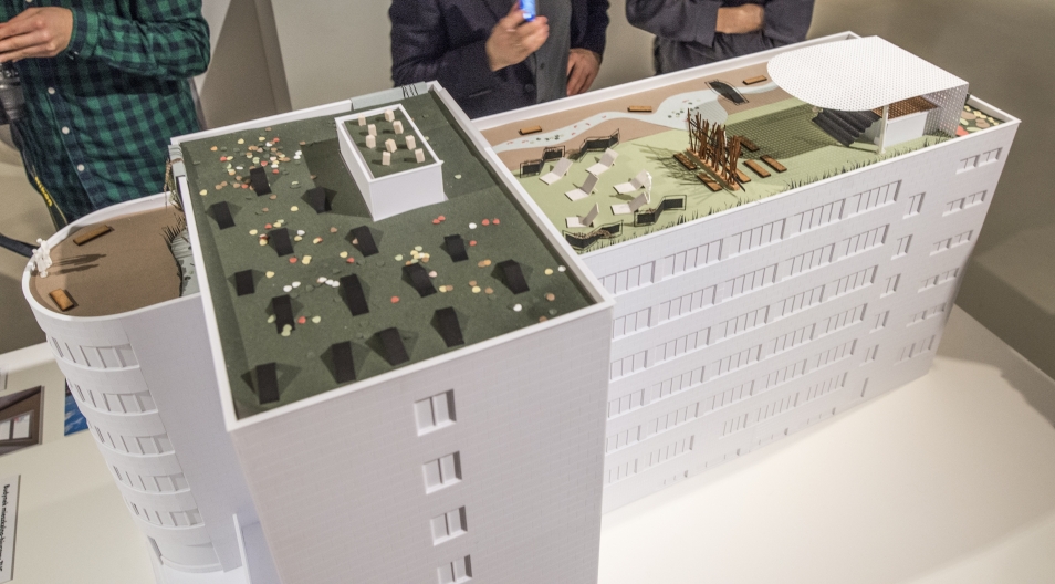 Makieta zmieniona podczas działania Laboratorium miejskiego - na dachu "posiany" trawnik i ustawione krzaczki oraz inne elementy małej architektury