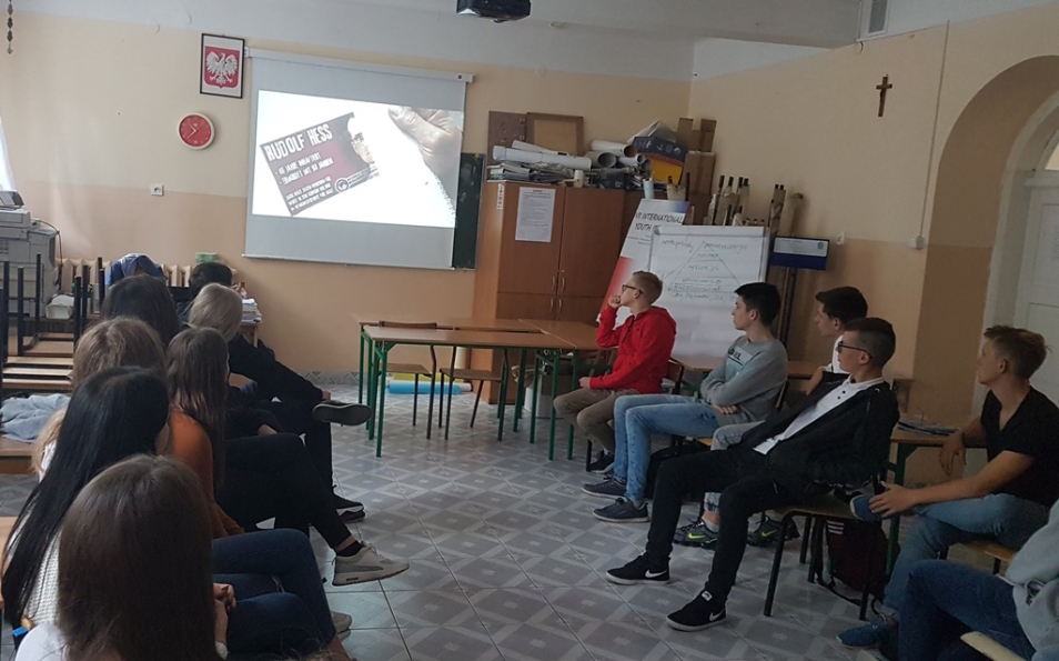 The group of Polish students during workshops with manuals