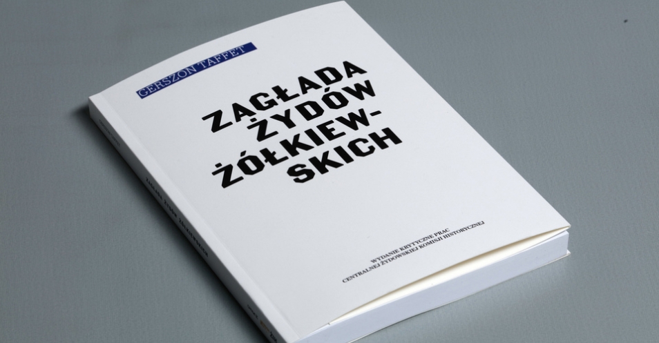 zdjęcie ilustracyjna: książka z czarnym napisem na jasnej okładce "Zagłada żydów żółkiewskich"