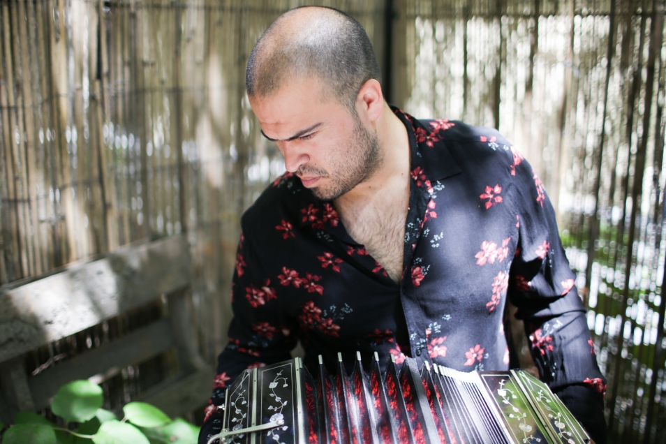 Juan Pablo Jofre Romarion gra na bandoneonie