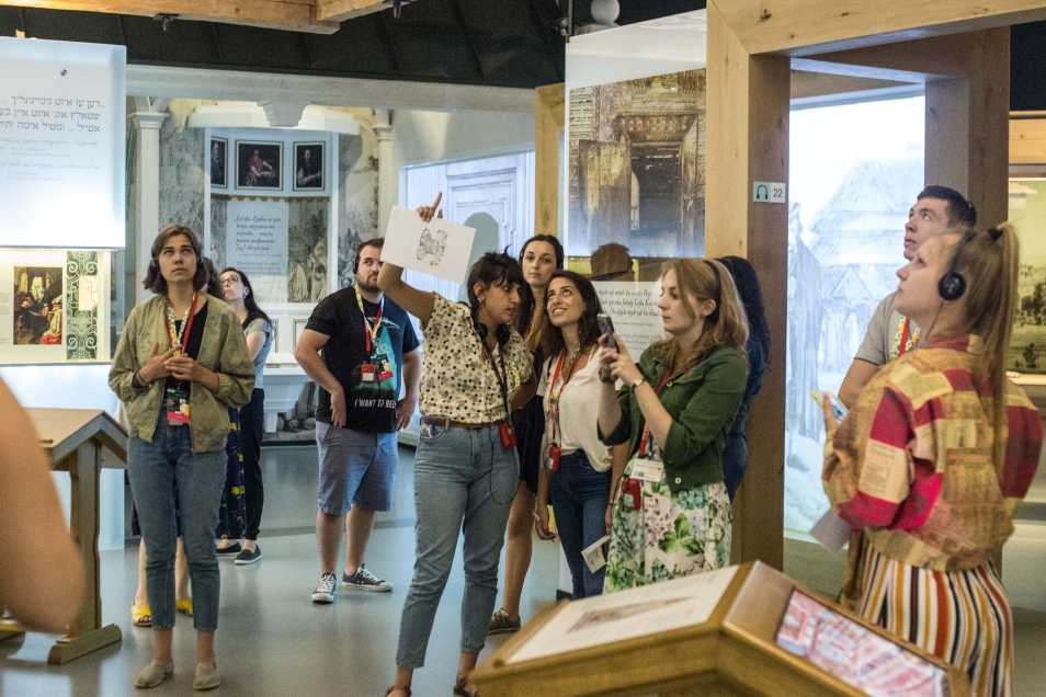 Uczestniczki i uczestnicy POLIN Meeting Point 2019 w przestrzeni wystawy stałej Muzeum POLIN