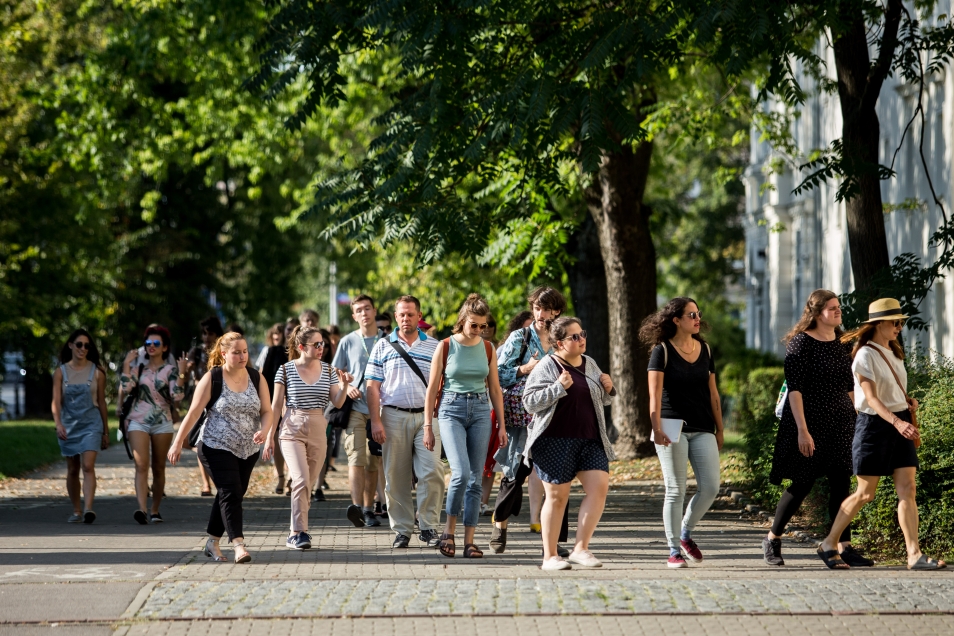 Uczestnicy i uczestniczki PMP 2019 na spacerze w Warszawie