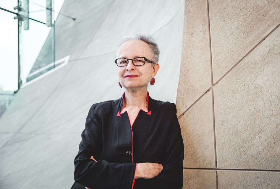 Barbara Kirschenblatt-Gimblett na tle ściany w kolorze piaskowym w Muzeum POLIN