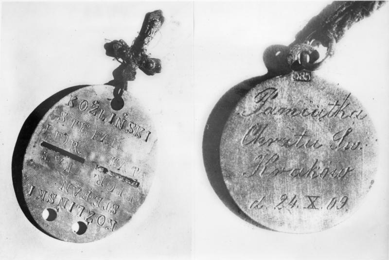 Odnalezione w Katyniu: nieśmiertelnik i pamiątkowy medalik chrzcielny / Found in Katyn: an identity tag and a commemorative baptism pendant