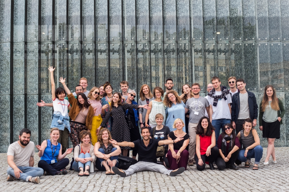 Uczestnicy programu PIYE 2019 przed budynkiem Muzeum POLIN. W tle charakterystyczna elewacja Muzeum - zbudowana ze szklanych paneli.
