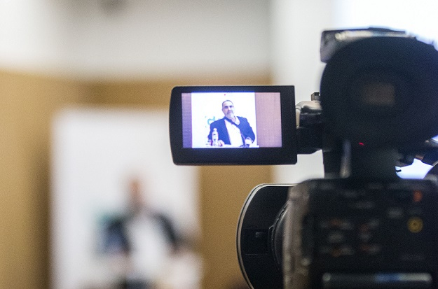 Na zdjęciu widać kamerę wideo, z podglądem filmowanego wykładowcy (prof. Adam Teller)