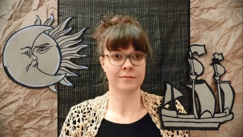Na zdjęciu kobieta, po obu jej stronach grafiki - słońca i księżyca oraz statku morskiego