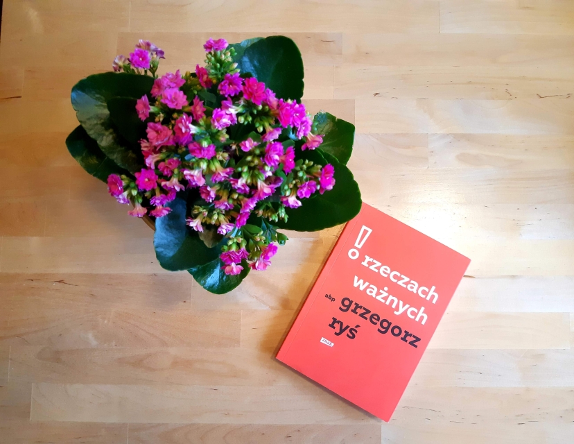 Okładka książki abp. Rysia "O rzeczach ważnych", książka leży na drewnianej podłodze