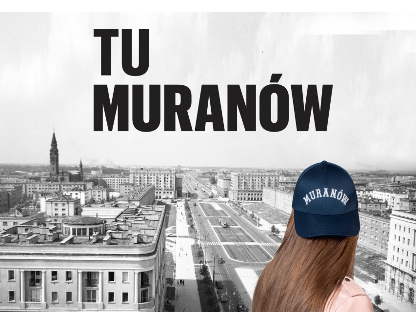 Zdjęcie ilustracyjne - wizerunek dziewczyny, widzanej z tyłu. Ma na głowie czapeczkę z napisem Muranów. Patrzy w kierunku miasta, przedstawionego przez czarno-białą fotografię. Jest to archiwalne zdjęcie Muranowa. Na górze napis "Tu Muranów"
