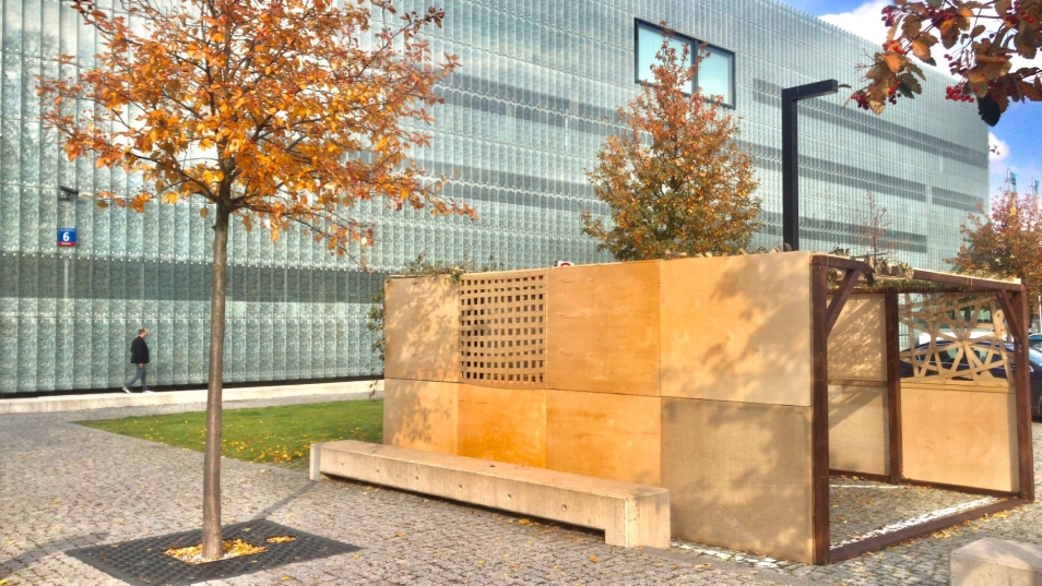 Przed Muzeum POLIN stoi kuczka, czyli namiot na święto Sukkot, wykonana z różnych materiałów, częściowo wyplatana