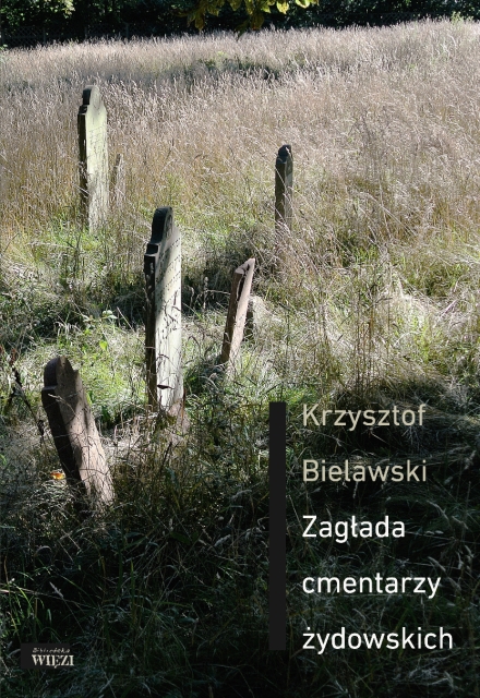 Okładka książki "Zagłada Cmentarzy Żydowskich" Krzysztof Bielawski. Widać na niej macewy wystające z trawy