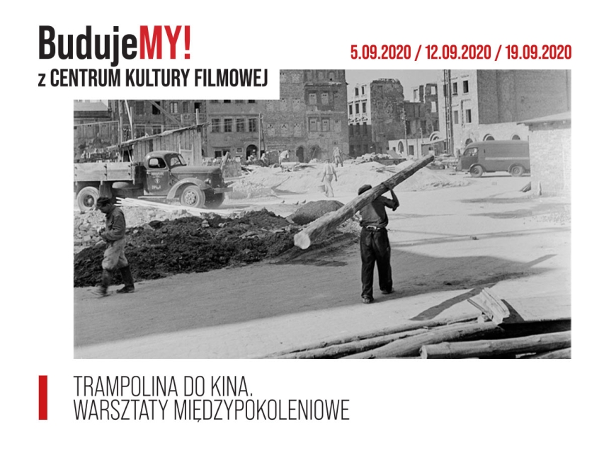 Czarno-białe zdjęcie przedstawia powojenną Warszawę. Widać gruzy zburzonego miasta, spalone kamienice. Na pierwszym planie postać człowieka, który niesie ciężką belkę konstrukcyjną. Napisy: BudujeMY! z Centrum Kultury Filmowej. Trampolina do kina. Warsztaty międzypokoleniowe