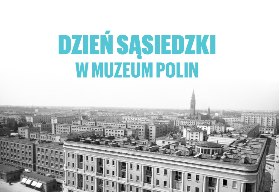 Czarno-białe zdjęcie z lotu ptaka, pokazuje zabudowę miasta - Muranów. Nad budynkami niebieski napis Dzień sąsiedzki w Muzeum POLIN