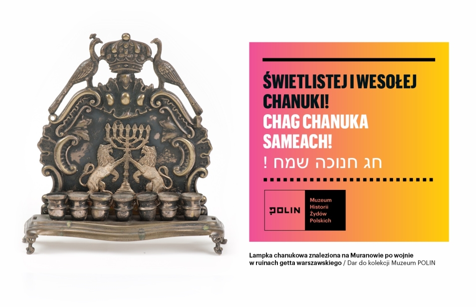 Zdjęcie lampki chanukowej pochodzącej ze zbiorów Muzeum POLIN. Lampka znaleziona w gruzach dawnego getta na terenie obecnego Muranowa. Napisy: Wesołej i świetlistej Chanuki! Chag Chanuka Sameach!