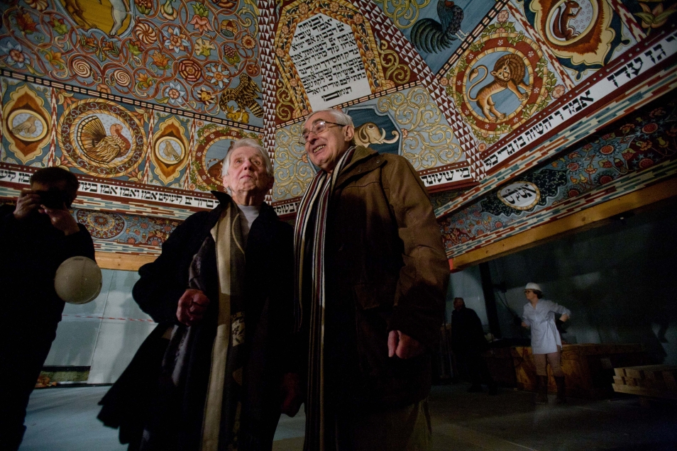 Maria Piechotka pod polichromowanym dachem synagogi w Gwoźdźcu, zrekonstruowanej na wystawie stałej w Muzeum POLIN