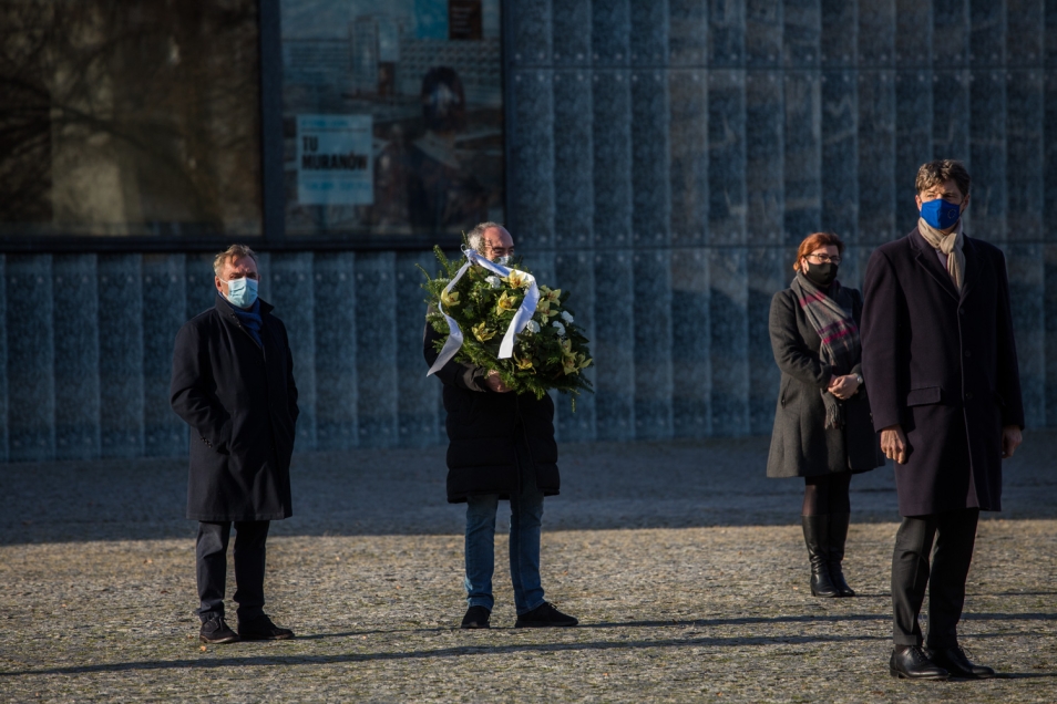 Piotr WIślicki, prezes STowarzyszenia Żydowski Instytut Historyczny w Polsce i Zygmunt Stępiński, Dyrektor Muzeum POLIN z wieńcem z kwiatów