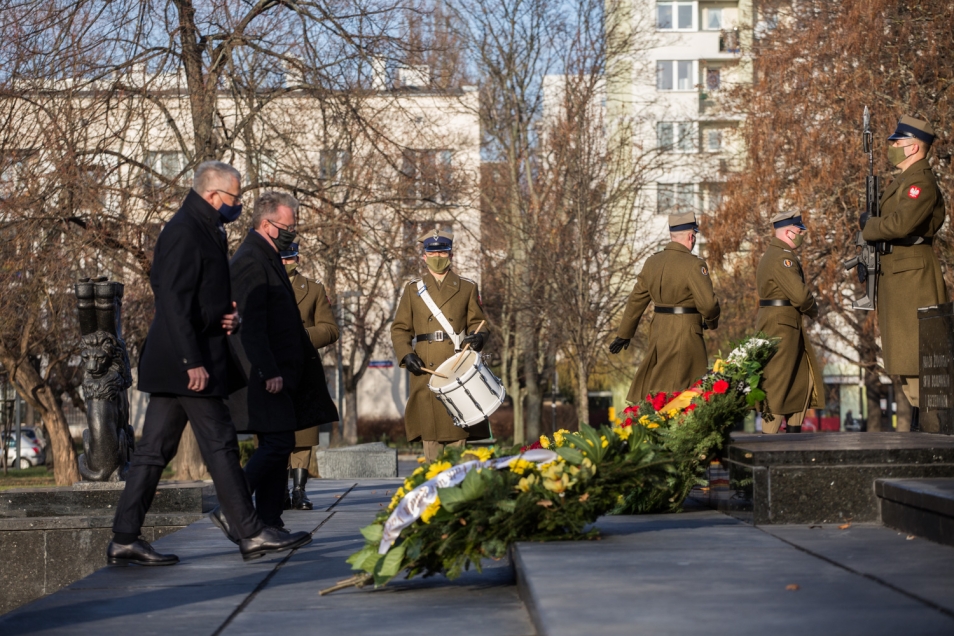 Szef Urzędu Prezydenta Federalnego Republiki Federalnej Niemiec Stephan Steinlein oraz szef gabinetu Prezydenta RP Krzysztof Szczerski podczas złożenia wieńca przed pomnikiem Bohaterów Getta Warszawskiego