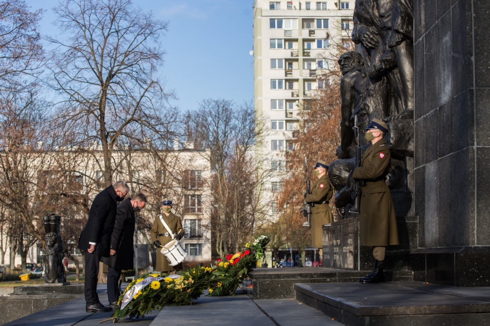 Szef Urzędu Prezydenta Federalnego Republiki Federalnej Niemiec Stephan Steinlein oraz szef gabinetu Prezydenta RP Krzysztof Szczerski podczas złożenia wieńca przed pomnikiem Bohaterów Getta Warszawskiego