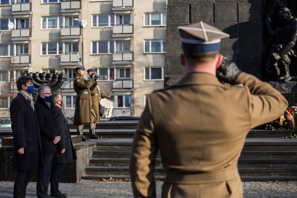 Pomik Bohaterów Getta w Warszawie, z boku szef gabinetu Prezydenta RP Krzysztof Szczerski, szef Urzędu Prezydenta Federalnego Stephan Steinlein i ambasador Niemiec w Polsce Arndt Freytag von Loringhoven. Salutują żołnierze w galowych mundurach