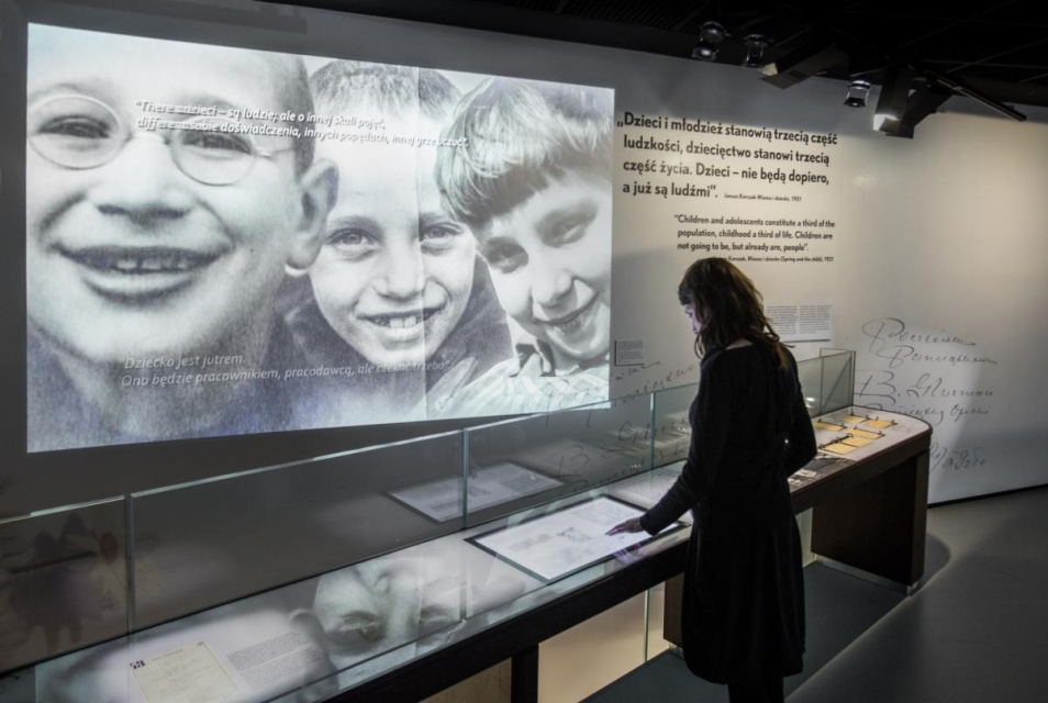 Na obrazie widzimy zwiedzającą muzeum kobietę.