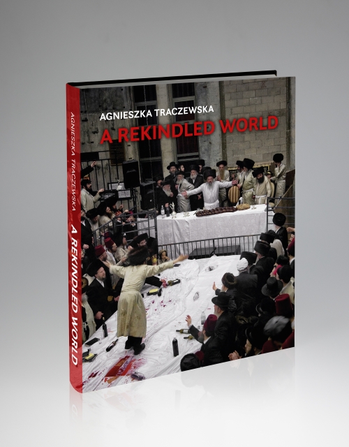 Na obrazie widzimy okładkę książki "Rekindled world"