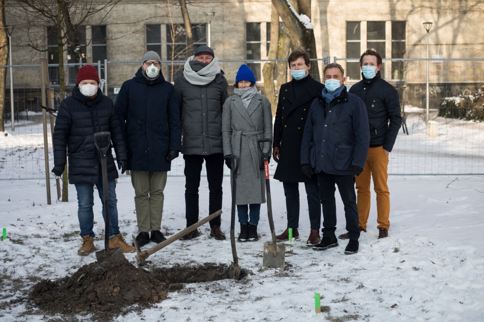 Na obrazie widzimy zdjęcie z budowy pomnika
