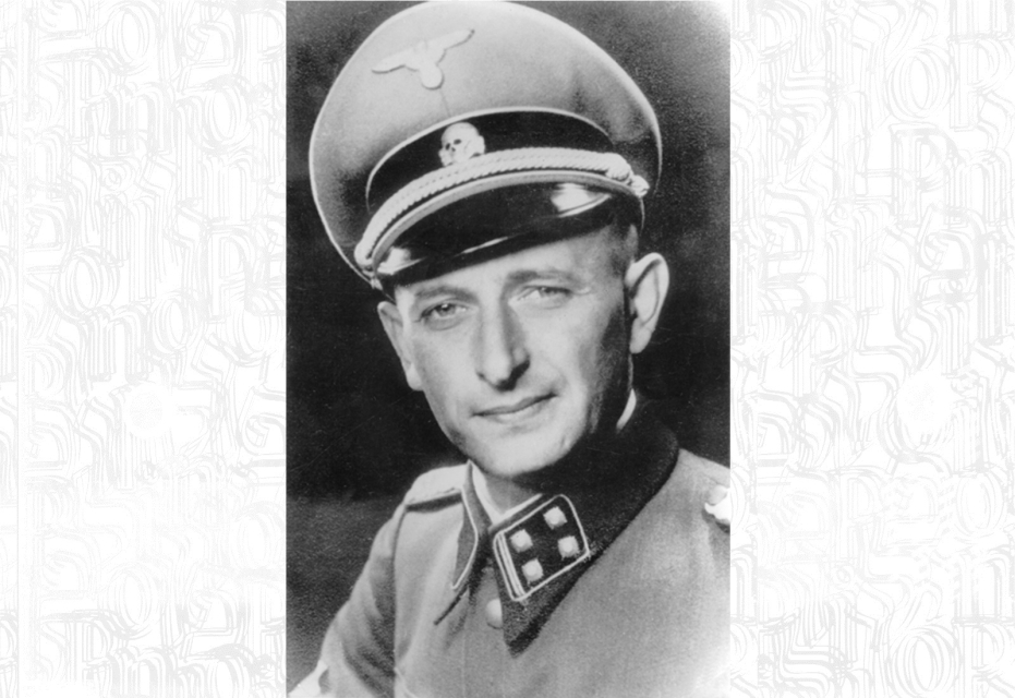 Czarno-białe zdjęcie portretowe, któe przedstawia Adolfa Eichmanna w mundurze SS