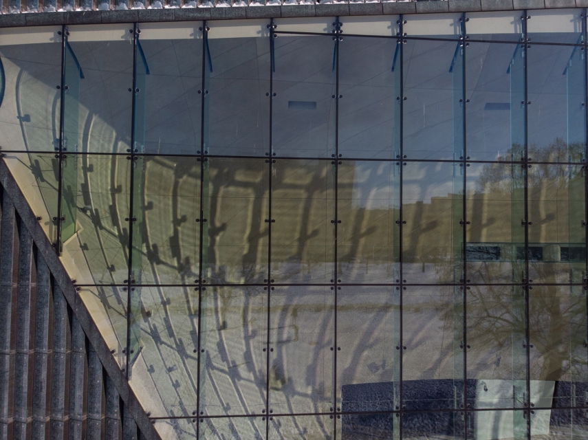 Wnętrze Muzeum widziane przez okno wielkoformatowe