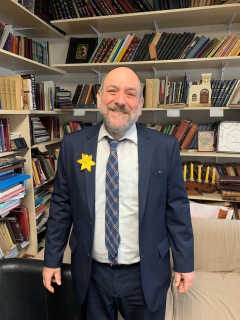 In Polish: Rabbi Michael Schudrich z papierowym żonkile - symbolem akcji Żonkile - wpiętym w klapę marynarki