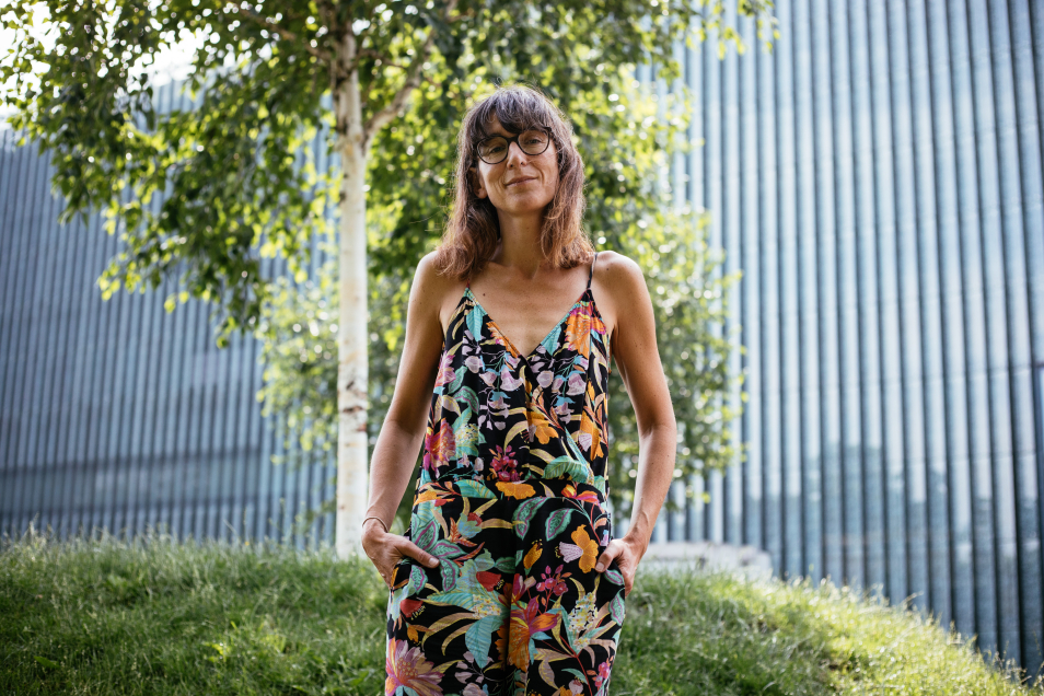 Na obrazie widzimy zdjęcie Karoliny Dzięciołowskiej, poetki uczestniczącej w warsztatach mindfulness.  