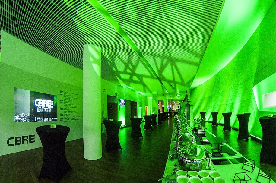 Foyer podświetlone zieloną iluminacją