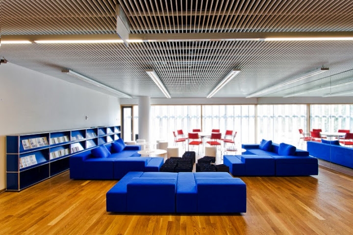 Foyer Centrum edukacyjnego - granatowe kanapy