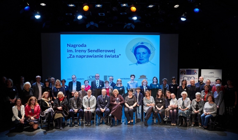Na obrazie widzimy zdjęcie z gali wręczenia Nagrody w roku 2019, laureatką została wtedy Dorota Żuber.